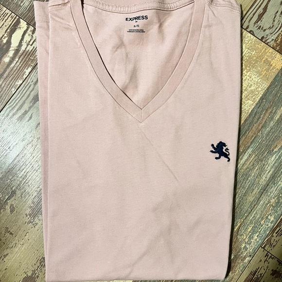 Express tee and GAP shorts - Picture 2 of 5